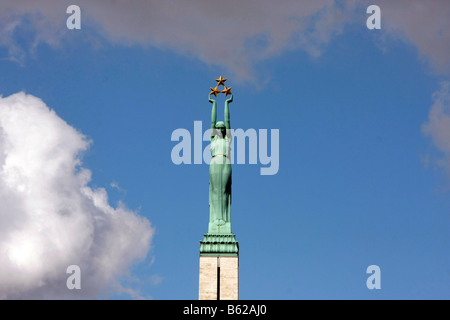 Allégorie de la liberté statue trônant au sommet de la liberté à Riga, Lettonie, Pays Baltes Banque D'Images