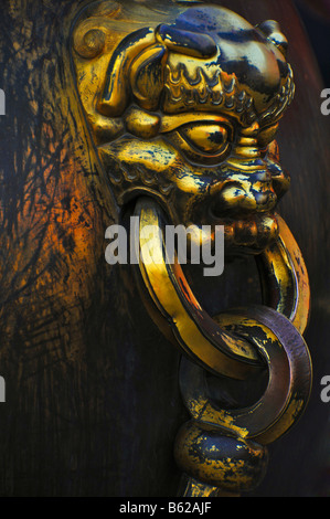 Poignée de décoration symbolique oriental sur un pot dans le Forbidden City Beijing Chine Banque D'Images
