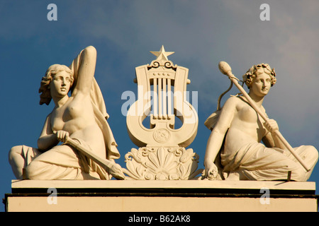 Statues sur haut de l'Opéra National de Riga, Lettonie, Pays Baltes Banque D'Images