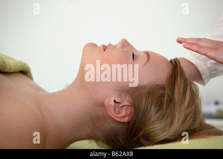 Fille dans un salon de beauté avant d'obtenir un soin du visage Banque D'Images