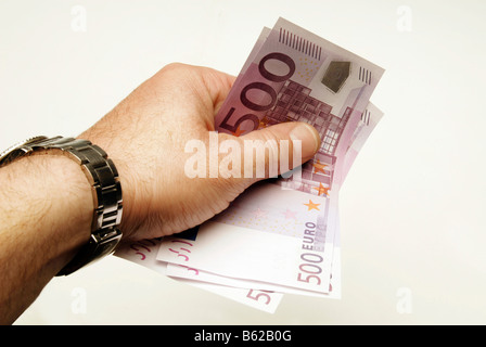 Main tenant 500 billets en euros Banque D'Images