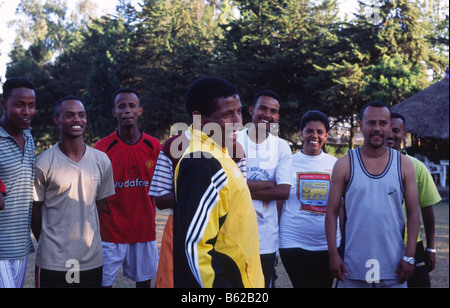 Haile Selassie Gabre le coureur de longue distance et héros national de l'Éthiopie avec le groupe à Addis Abeba Banque D'Images