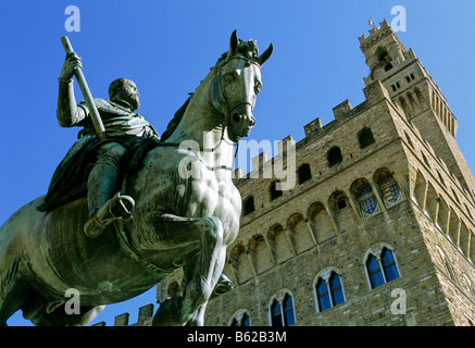 Statue en bronze de Cosimo I de Médicis, le Palazzo Vecchio, Florence, Toscane, Italie, Europe Banque D'Images