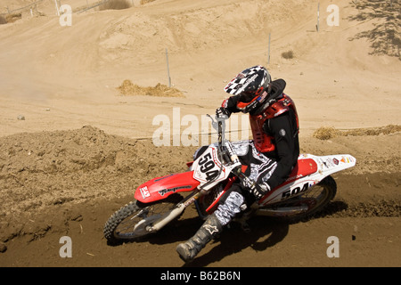 Cross rider déferle sur un coude à Glen Helen Devore circuit Californie Banque D'Images