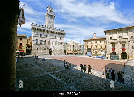 Palazzo Comunale et Palazzo del Capitano del Popolo, Palazzo Tarugi, Piazza Grande, Montepulciano, province de Sienne, Toscane, il Banque D'Images