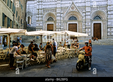 La Cathédrale Santa Maria Assunta, baptistère, street cafe, Piazza San Giovanni, Sienne, Toscane, Italie, Europe Banque D'Images
