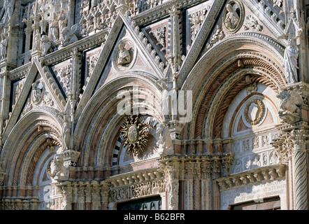 La Cathédrale Santa Maria Assunta, façade, d'arcades au-dessus de l'entrée, Sienne, Toscane, Italie, Europe Banque D'Images