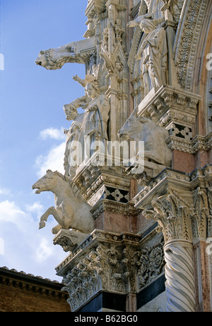 La Cathédrale Santa Maria Assunta, façade, détail avec des statues, des figures animales, Sienne, Toscane, Italie, Europe Banque D'Images