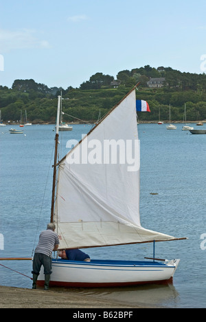 Deux hommes âgés la préparation d'un bateau à voile, Kernelehén, Bretagne, France, Europe Banque D'Images