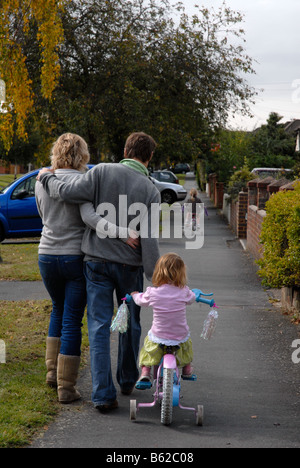 Famille en plein air avec les enfants à apprendre à faire du vélo Banque D'Images