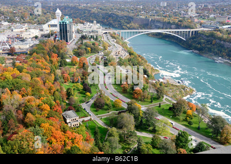 Automne Vue aérienne de la rivière Niagara et Niagara Ontario Canada à partir de la tour Skylon Banque D'Images