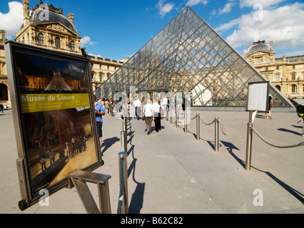 Pyramide de verre en face de Musée du Louvre, Paris, France, Europe Banque D'Images