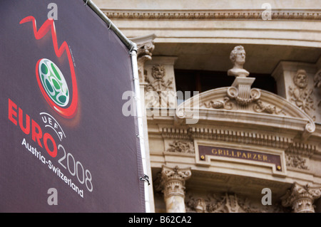 Inscrivez-vous pour l'UEFA Euro 2008 en face d'un buste de Grillparzer sur le théâtre Burgtheater de Vienne, Autriche, Europe Banque D'Images