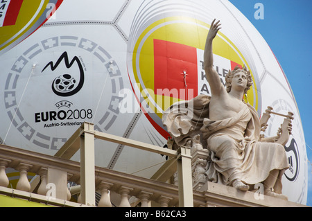 Football géant de l'UEFA Euro 2008 sur le toit de l'Théâtre Burgtheater de Vienne, Autriche, Europe Banque D'Images