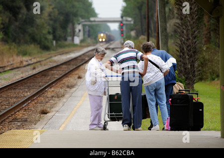 Railroad Passengers avec chariot à bagages et bagages sur la plateforme de la gare ferroviaire en Floride USA Banque D'Images