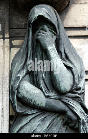 Statue sur un ancien mausolée familial dans le Cimetiere du Pere Lachaise à Paris, France, Europe Banque D'Images
