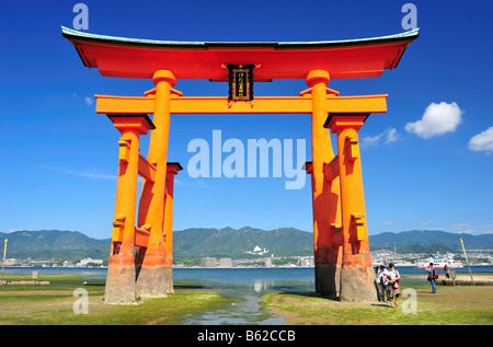 La porte flottante, Miyajima cho, Hatsukaichi, Préfecture de Hiroshima, Japon Banque D'Images