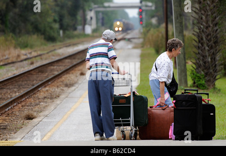 Railroad Passengers avec chariot à bagages et bagages sur la plateforme de la gare ferroviaire en Floride USA Banque D'Images