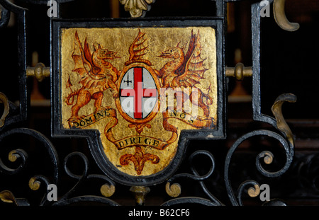 Et des dragons ailés croix de St George : armoiries de ville de London figurant sur une épée reste dans l'église St Margaret Pattens Banque D'Images