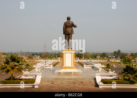 Statue communiste du chef du parti révolutionnaire et de l'ex-président Kaysone, vu de derrière, Kaysone Phomvihane moi Banque D'Images