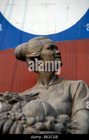 Mémorial de bronze, communiste, les Laotiens, récolte tenant dans ses bras, fièrement à l'avenir, symbole de la liberté sous la République Banque D'Images