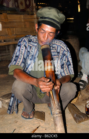 Un homme de l'ethnie Phunoi portant une casquette et fumer une pipe à eau, Bang Khounoum Ban Louang, Phongsali Pro Banque D'Images