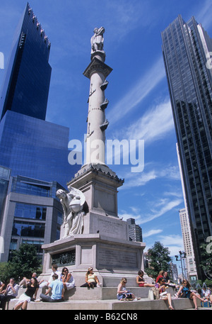 Columbus Circle à New York. Statue de Christophe Colomb avec des personnes assises à l'heure du déjeuner. Deutsche Bank Center, Trump International Hotel and Tower Banque D'Images