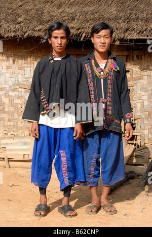 Deux hommes de la tribu Akha, portant deux Lom robe traditionnelle, Ban Noy, province de Phongsali, Laos, Asie du sud-est Banque D'Images