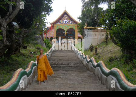 Le moine bouddhiste sur les étapes menant à la Wat Jom Khao Manilat Houay Xai, temple dans la province de Bokeo, Laos, Asie du sud-est Banque D'Images