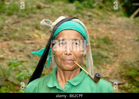 Portrait d'une femme de la tribu Lao Seng fumant une pipe dans le village de Ban Tang Phongsali, Province, Laos, Asie du sud-est Banque D'Images