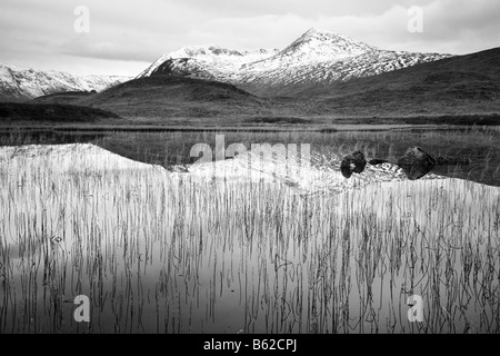 La fin de l'automne, réfléchissant sur la Blackmount Estate pics à Rannoch Moor comme vu dans Lochan Nah Achlaise Banque D'Images