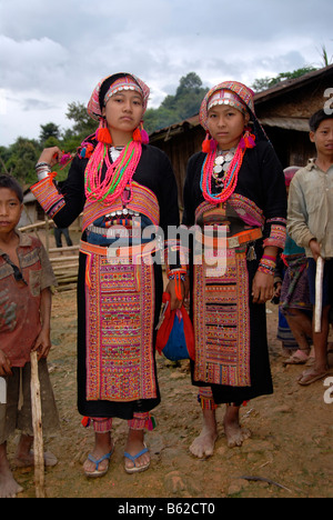 Les jeunes femmes de la tribu Akha Pala portant des costumes colorés traditionnels, Ban Tai, Saenkham Province Phongsali, le Laos, l'EAS Banque D'Images