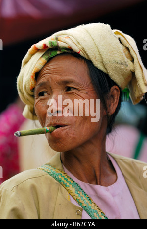 Personnes âgées femme birmane portant un foulard de fumer un cigare Cheerot, portrait, Bagan, Myanmar, l'Asie du Sud-Est Banque D'Images