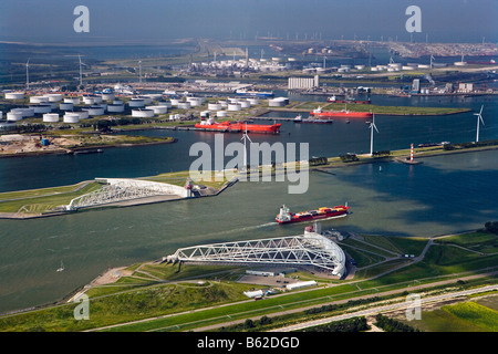 Pays-bas, Rotterdam, fermé de tempête appelée barrière Maeslant ou barrière Maeslantkering. Une partie du delta Works. Antenne.. Banque D'Images