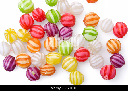 Bonbons durs colorés sur fond blanc Banque D'Images