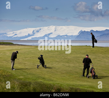 Les golfeurs avec Glacier de Vatnajokull en arrière-plan, fjord Hornafjordur, Islande Banque D'Images