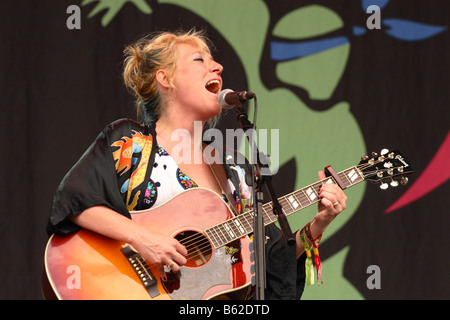 Martha Wainwright American folk singer songwriter en live à Glastonbury Festival Juin 2008 Banque D'Images