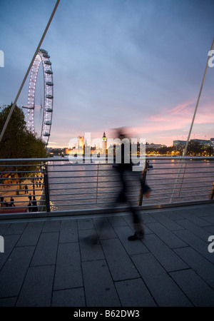 Personne méconnaissable floue sur marche Hungerford Golden Jubilee Bridge Londres Banque D'Images