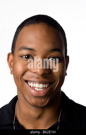Portrait d'un jeune homme noir sur un fond blanc Banque D'Images