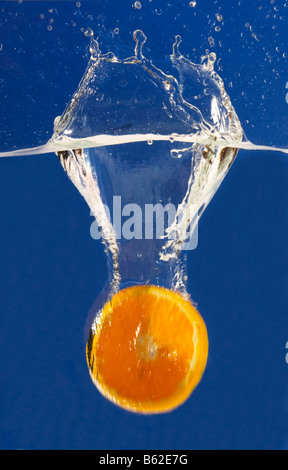 Orange est tombé dans l'eau Banque D'Images