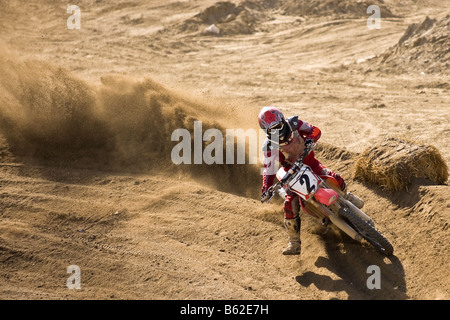 Cross rider déferle sur un coude à Glen Helen Devore circuit Californie Banque D'Images