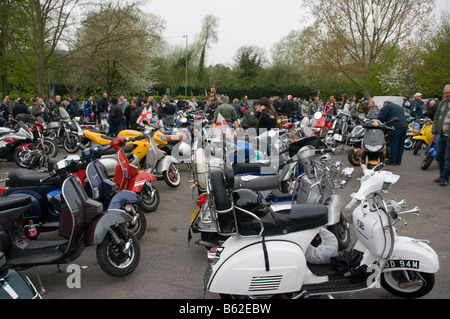 Les scooters et motos à un rassemblement fort Hill Dorking Surrey Banque D'Images