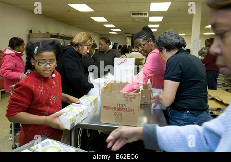 Les bénévoles de préparer le dîner de Thanksgiving pour les personnes âgées à domicile Banque D'Images