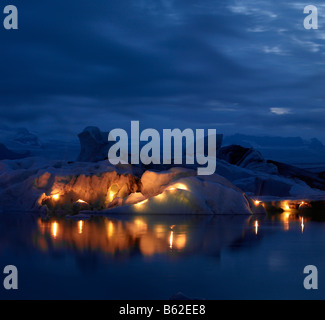 Des bougies sur les icebergs, Jokulsarlon Glacial Lagoon, glacier Breidamerkurjokull, l'Est de l'Islande Banque D'Images