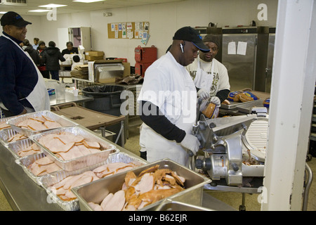 Préparation de dîner de Thanksgiving pour les personnes âgées à domicile Banque D'Images