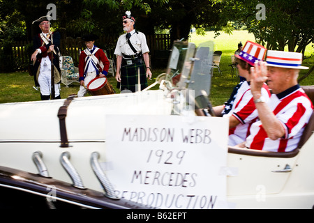 Voitures de route le long de la rue principale au cours de la 4ème de juillet parade dans d'Irvington, va le mercredi 4 juillet 2007. Banque D'Images