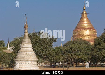 Stupa doré de la Pagode Shwezigon Banque D'Images