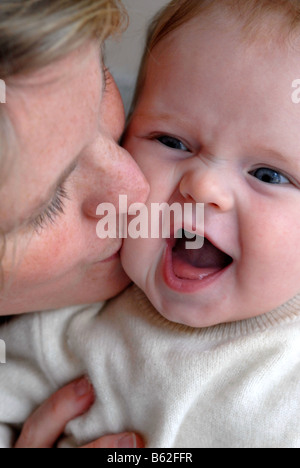 Mère embrassant son bébé Banque D'Images