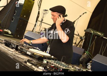 Festival de Glastonbury à DJ platine de mixage du son bureau en juin 2008 tente de danse rave Banque D'Images