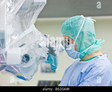 En utilisant le neurochirurgien microscope hi-tech au cours de procédure chirurgicale pour enlever une tumeur bénigne au cerveau, Reykjavik, Islande Banque D'Images